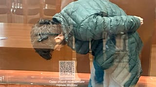 Ein Verdächtiger des Anschlags auf die Crocus City Hall in einem Glaskäfig im Bezirksgericht Basmanny in Moskau