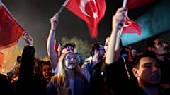 İnsanlar sokakta CHP'nin İstanbul'daki seçim başarısını kutluyor, 31 Mart 2024
