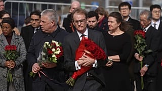 Заместитель главы миссии Великобритании в России Том Додд у мемориала жертвам теракта