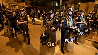 40 rendőr és nyomozó szállt ki a rezidenciához 