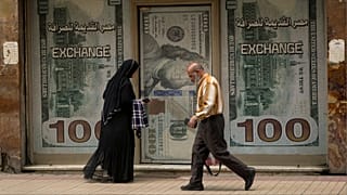 من أمام مكتب صرافة في القاهرة-مصر
