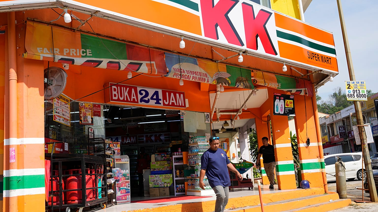 Malezya merkezli marketler zinciri KK Supermart'a ait bir şube 