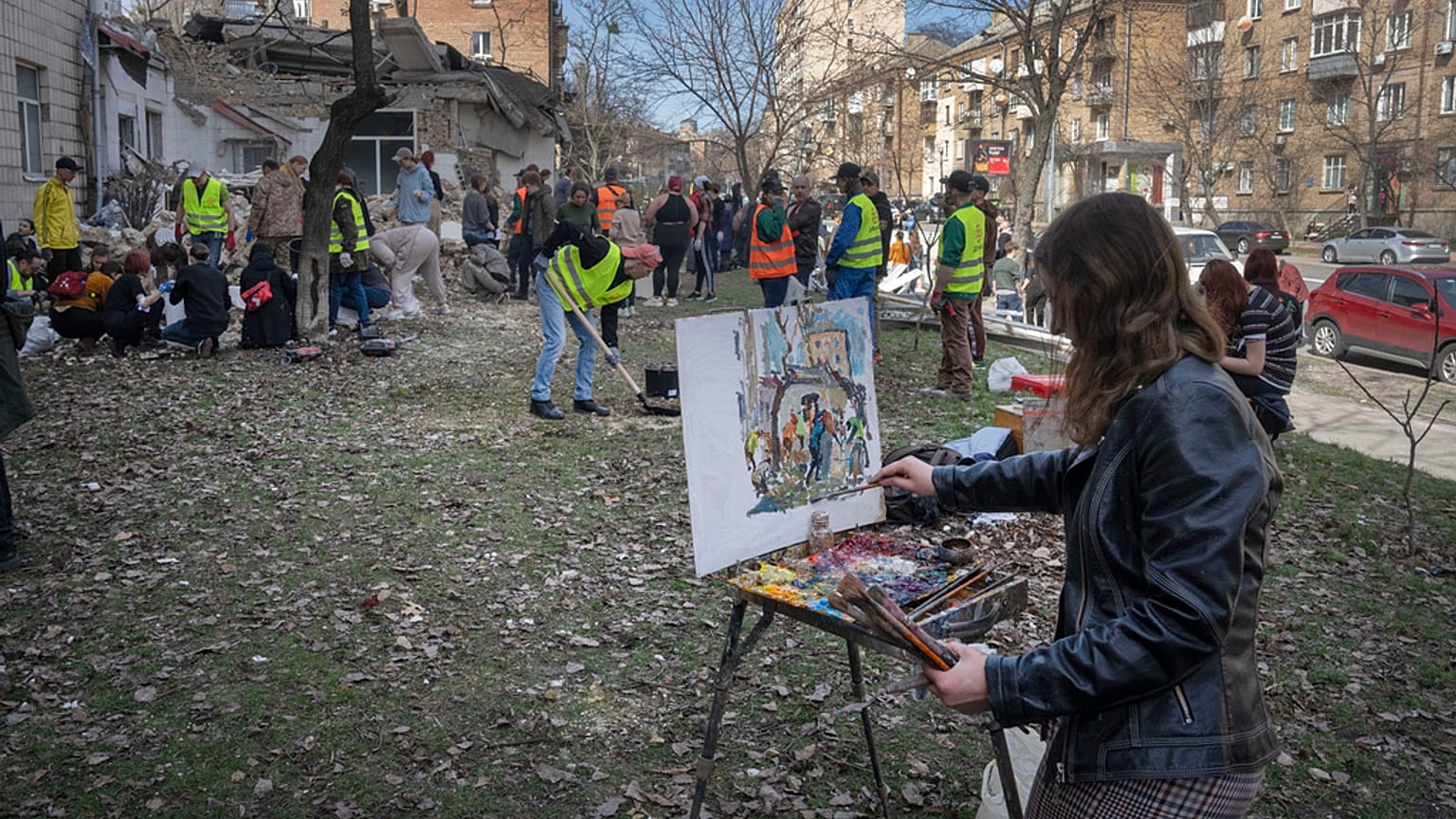 Καλλιτέχνης μέσα στα χαλάσματα. Κίεβο, 30 Μαρτίου 2024