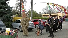 Участники шествия и наряженный в соломенный костюм Иуды местный школьник