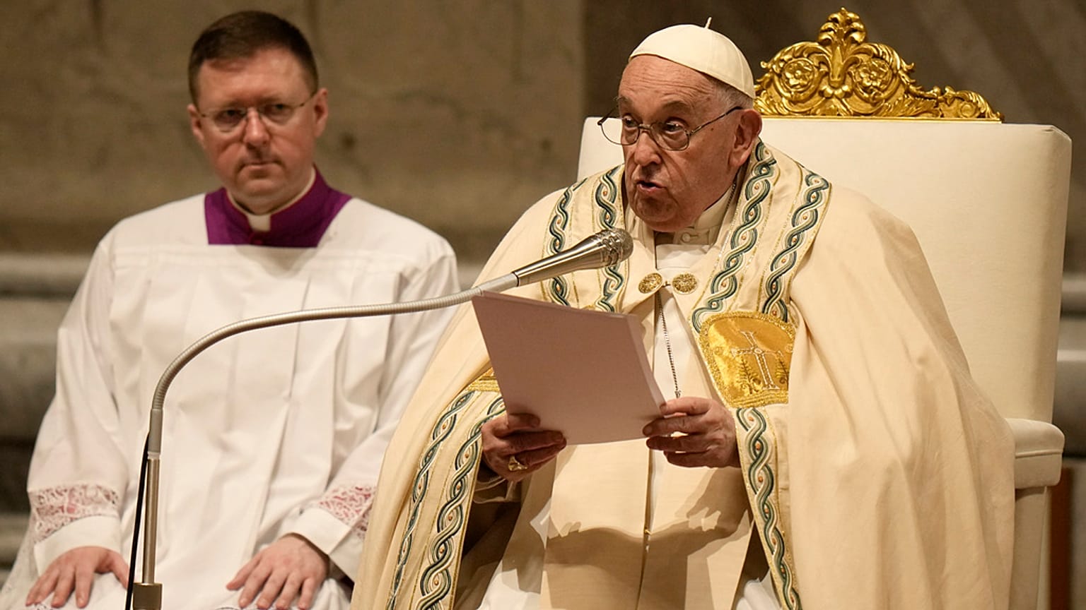 Papst Franziskus bei der Feier der Osternacht im Petersdom, 30. März 2024