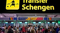 Passagiere am internationalen Flughafen Henri Coanda in Otopeni in der Nähe von Bukarest, Rumänien, am 31. März 2024 in Otopeni.