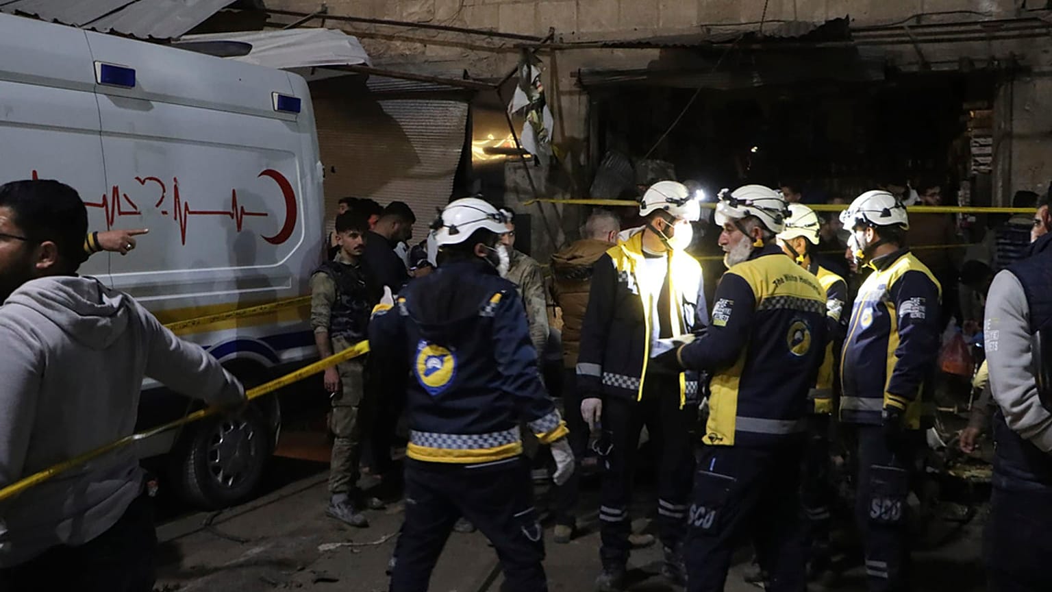 Οι εργαζόμενοι στην πολιτική άμυνα της Συρίας Λευκά Κράνη αναζητούν θύματα μετά την έκρηξη παγιδευμένου αυτοκινήτου σε πολυσύχναστη αγορά στην Αζάζ