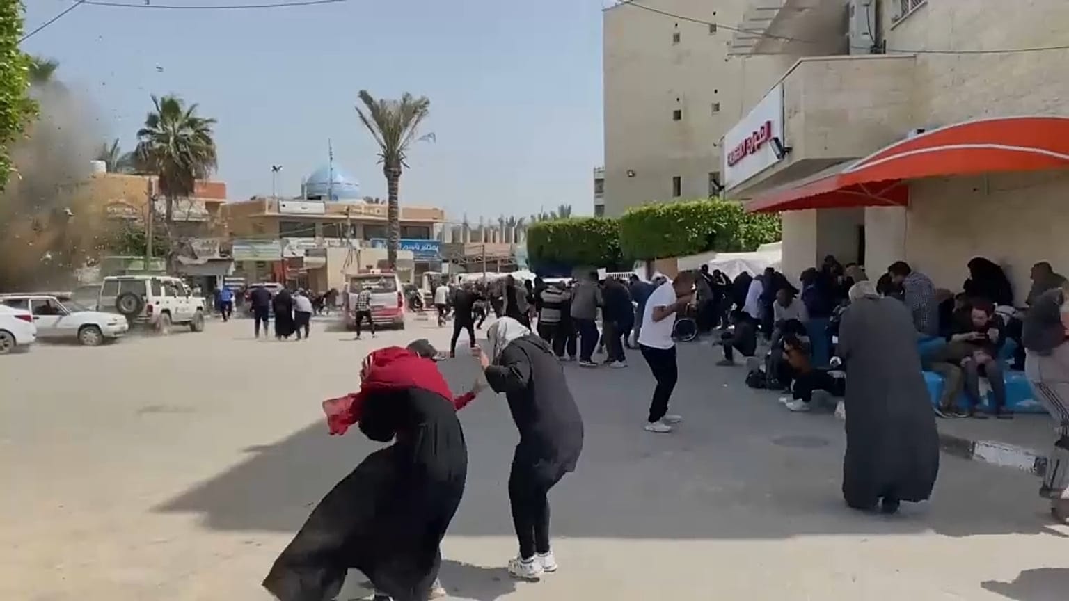 لحظة القصف على مستشفى الأقصى