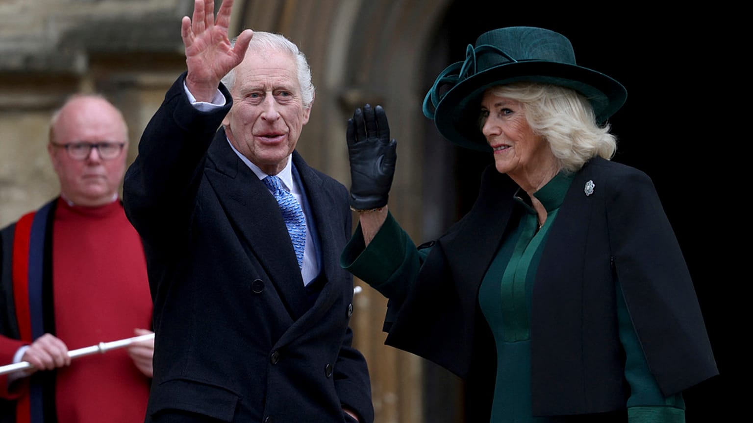King Charles III. und Queen Camilla beim Betreten der St. George's Chapel, Windsor Castle, 31. März 2024.
