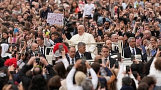 Папа совершил "обход" верующих после пасхальной мессы.