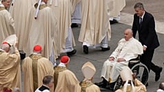 Papst Franziskus nach der Ostermesse