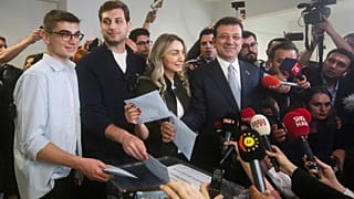 Действующий мэр-кемалист Экрем Имамоглу проголосовал с семьёй на участке в Стамбуле.