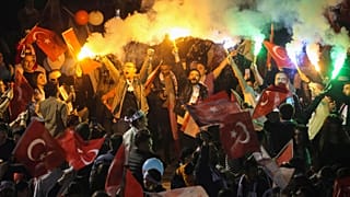 حامیان حزب جمهوری‌خواه خلق ترکیه در خارج از ساختمان شهرداری آنکارا، یکشنبه، ۳۱ مارس ۲۰۲۴