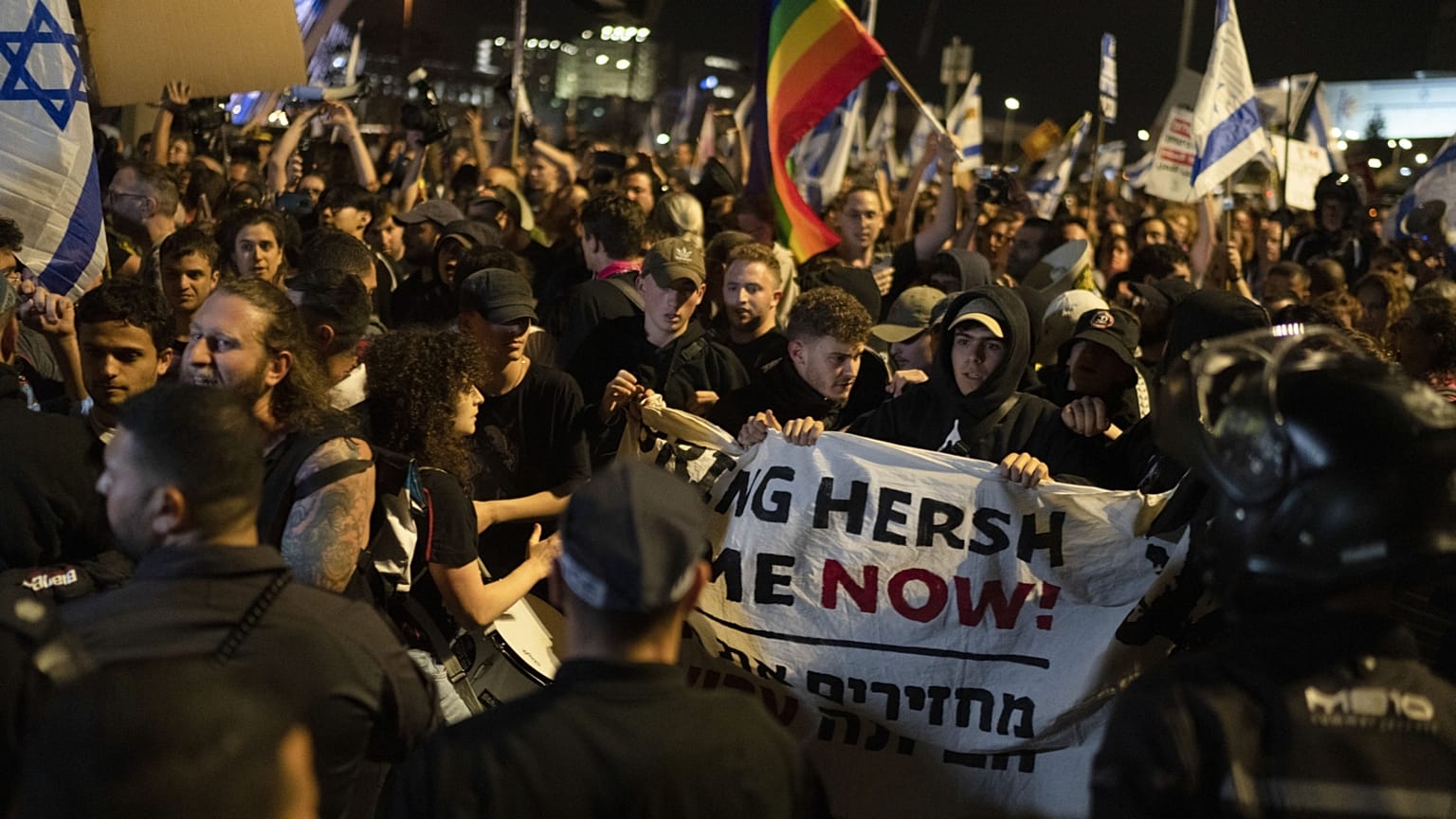 A rendőrség igyekszik visszaszorítani a tömeget Jeruzsálemben, a Kneszet épülete előtt