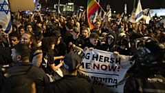 A rendőrség igyekszik visszaszorítani a tömeget Jeruzsálemben, a Kneszet épülete előtt