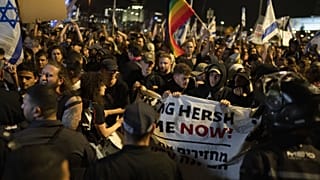 A rendőrség igyekszik visszaszorítani a tömeget Jeruzsálemben, a Kneszet épülete előtt