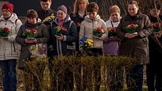Los ucranianos conmemoran el segundo aniversario de la liberación de Bucha, durante la cual la ocupación rusa dejó cientos de civiles muertos en las calles y en fosas comunes 