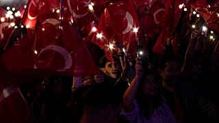 Υποστηρικτές της αντιπολίτευσης στην Τουρκία πανηγυρίζουν μετά τη νίκη στις δημοτικές εκλογές