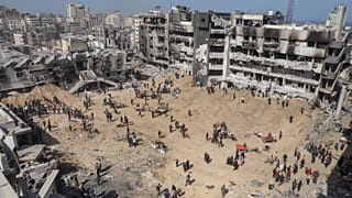 آثار الدمار الذي لحق بمجمع الشفاء الطبي