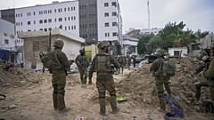 Ισραηλινοί στρατιώτες επιχειρούν στο νοσοκομείο Αλ Σίφα στη Γάζα