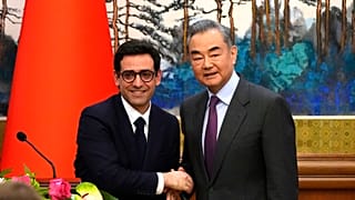 ستيفان سيجورنيه، وزير الخارجية الفرنسي الجديد ونظيره الصيني وانغ يي خلال لقاء جمعهما في بكين