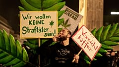 Mann protestiert gegen die Kriminalisierung von Marihuana mit einem Schild mit der Aufschrift "Wir wollen keine Kriminellen sein!"