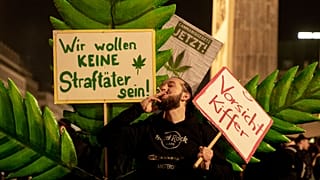 Hombre protesta contra la legalización de la marihuana con un cartel que dice "¡No queremos ser delincuentes!"
