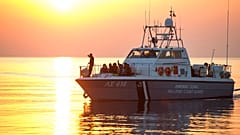 Σκάφος του ελληνικού λιμενικού μεταφέρει μετανάστες στην Κω - φώτο αρχείου