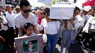 Una amiga de la niña Camila en su entierro.