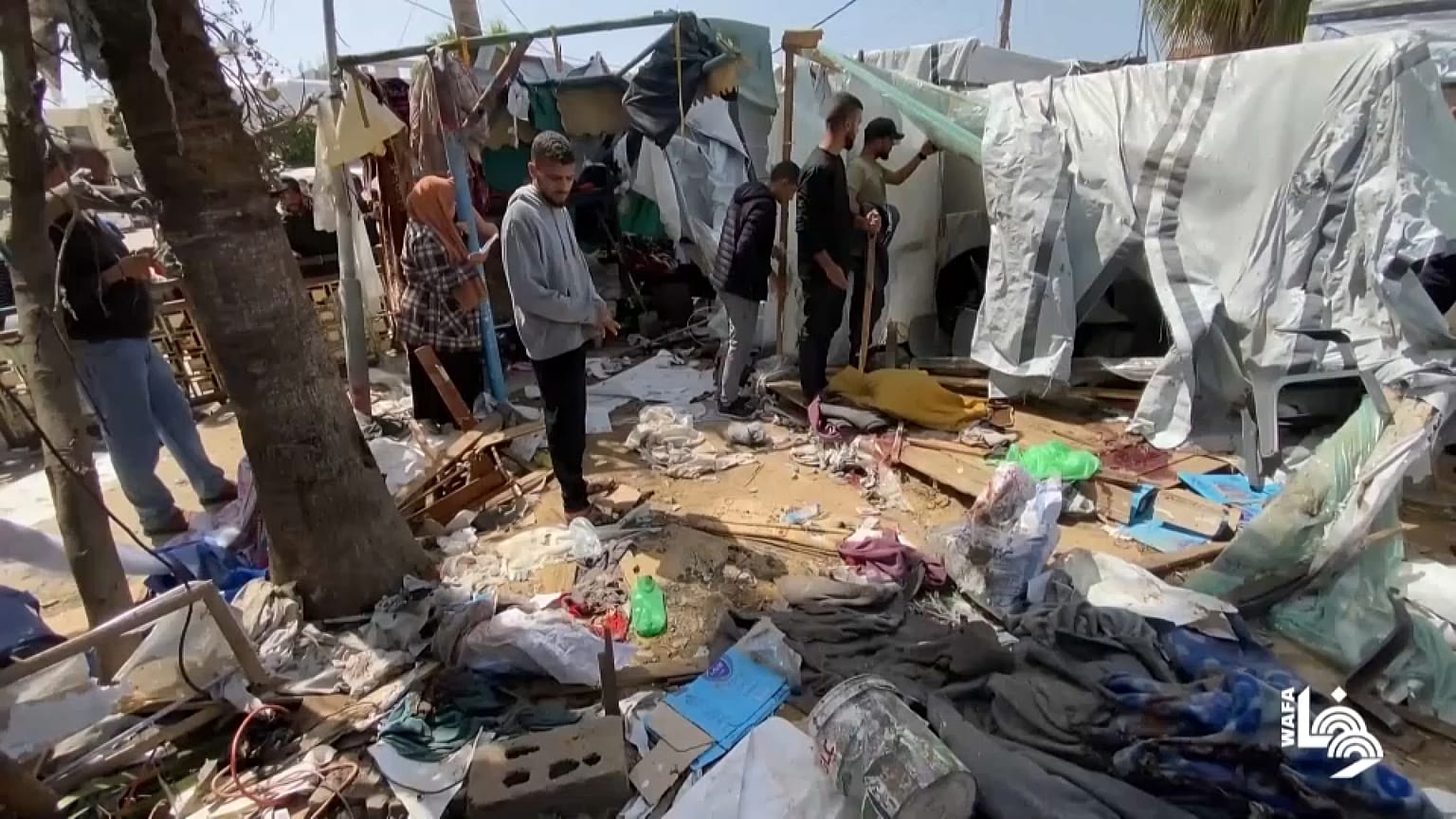 استهداف باحة مستشفى الأقصى في دير البلح