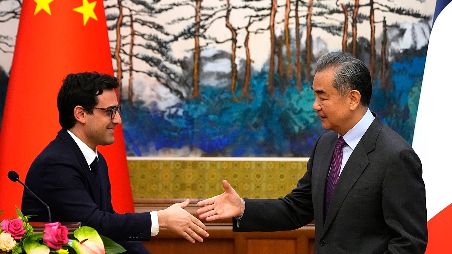 El Ministro de Relaciones Exteriores de China, Wang Yi, a la derecha, y el Ministro de Relaciones Exteriores de Francia, Stéphane Sejourne, en China, el 1 de abril de 2024.