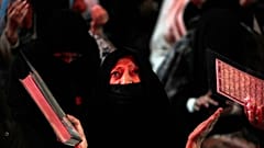 امرأة إيرانية تحيي ليلة القدر في طهران