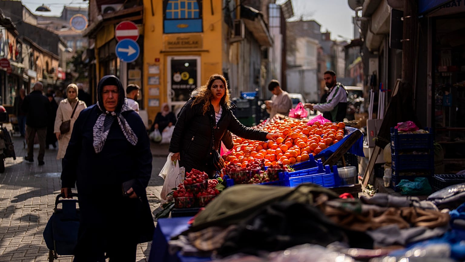 Persone in un mercato di strada a Istanbul