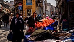 Persone in un mercato di strada a Istanbul