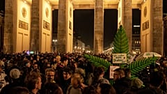 "Smoke-in" nach der Cannabais-Legalisierung in Deutschland am Brandenburger Tor in Berlin