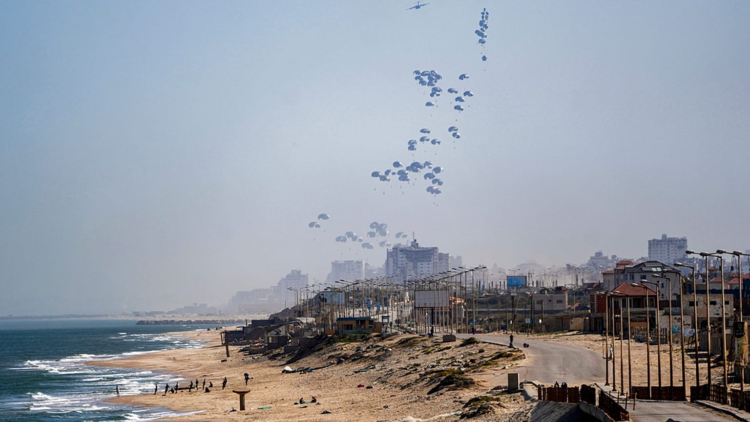 Über die Stadt Gaza wird humanitäre Hilfe an Palästinenser aus der Luft abgeworfen.