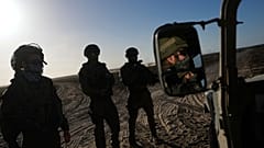 Haaretz'e konuşan üst düzey savunma yetkilisi, pek çok İsrailli askerin "kendi angajman kurallarını" yazdığını vurguladı