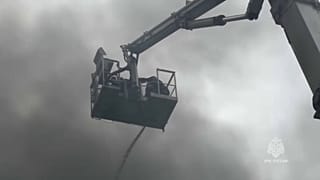Imágenes de bomberos que intentan extinguir las llamas.