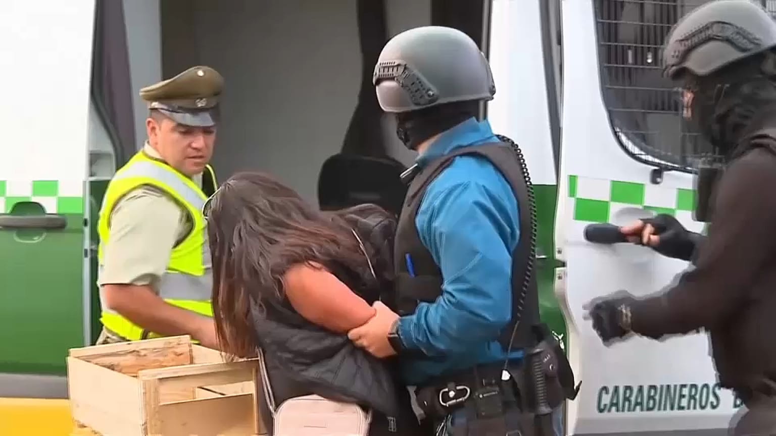 Mujer detenida tras abrir fuego en un mercado de Santiago de Chile.