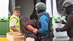 Mujer detenida tras abrir fuego en un mercado de Santiago de Chile.
