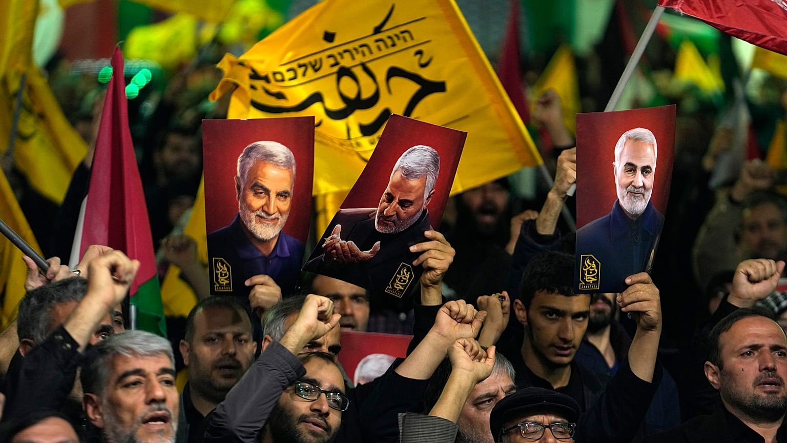Des manifestants en colère se sont rassemblés à Téhéran pour appeler à la vengeance contre Israël lundi 2 avril 2024.