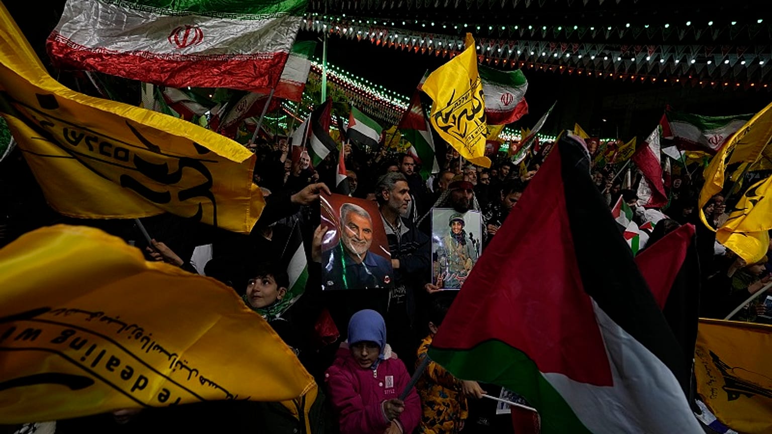 Manifestantes iraníes asisten a una reunión antiisraelí para condenar el asesinato de miembros de la Guardia Revolucionaria Iraní en Siria, en la plaza Felestin (Palestina)