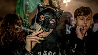 Hanffreunde sammelten sich am Brandenburger Tor in Berlin, um einen Joint zu rauchen.