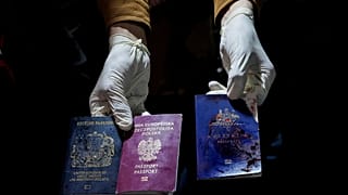 Британский, польский и австралийский паспорта, принадлежавшие погибшим сотрудникам НПО World Central Kitchen, Дейр-эль-Балах, сектор Газа, 1 апреля 2024 г.