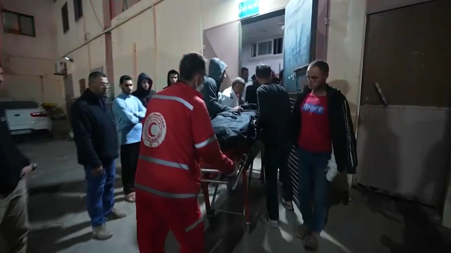 Traslado de uno de los cuerpos de los voluntarios fallecidos