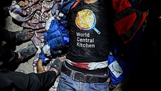 جثة موظف يعمل لصالح منظمة المطبخ المركزي العالمي وقتل في غارة إسرائيلية استهدفت سيارتهم في دير البلح