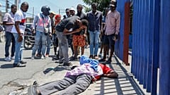 Die Leiche eines Mannes liegt auf der Straße des Viertels Delmas 30 in Port-au-Prince, Haiti am Montag, 1. April 2024. 