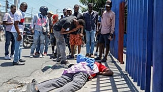 Die Leiche eines Mannes liegt auf der Straße des Viertels Delmas 30 in Port-au-Prince, Haiti am Montag, 1. April 2024.