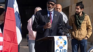 CAIR Teksas Direktörü Mustafaa Caroll şubat ayında meydana gelen bıçaklı saldırı sonrası açıklama yapıyor