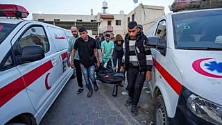 Varios palestinos cargan el cuerpo de un trabajador de World Central Kitchen en el hospital Al Aqsa en Deir al-Balah, en la Franja de Gaza, el martes 2 de abril de 2024.